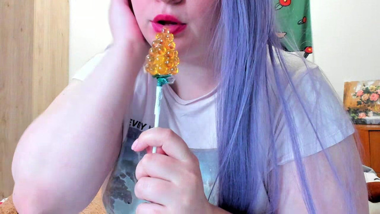 AssGives: Толстушка сосет леденка