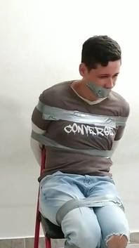 Zdradzona nastolatka ma swoje towary zabrane przez tanią mamuśkę