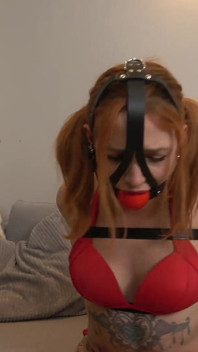 翡翠在：皮带困境肘和巨大的安全带球门。Belts Hogtie