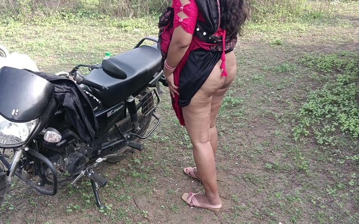 Kavita _zawazawi: Жена дези изменяет мужу в джунглях в полностью обнаженной позе раком