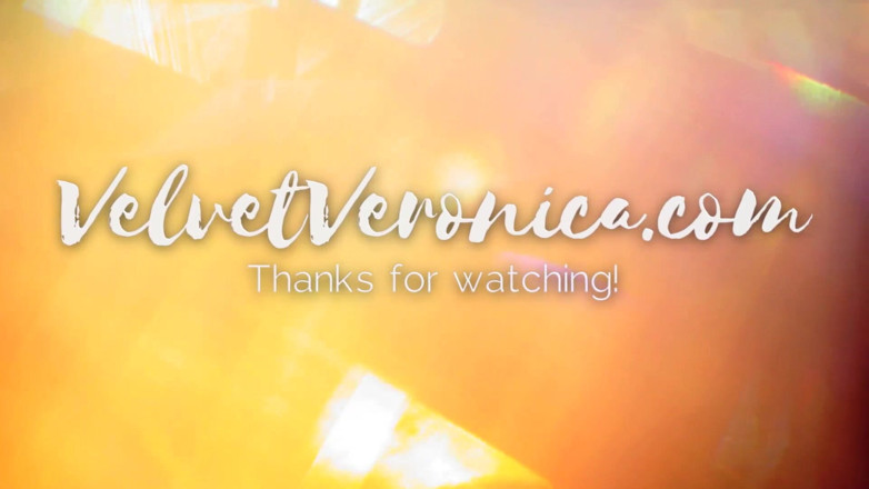 VelvetVeronica: Ricevo un creampie sul divano dopo una scopata veloce