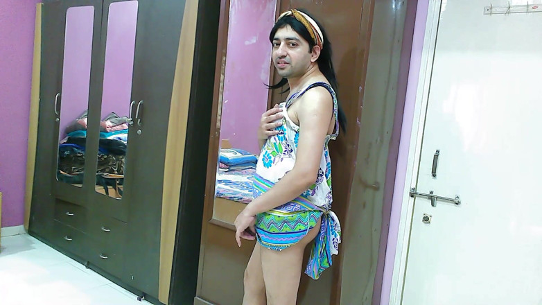 Cute & Nude Crossdresser: Femboy banci crossdresser panas dengan gaun pantai dan ikat rambut.