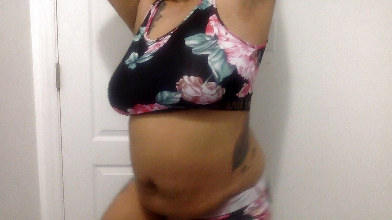 Veronikka Fierce: Zwarte milf met grote tieten danst in de badkamer