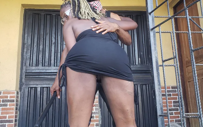 Home Alone: Amateur Black Ebony Gave a Stranger Backyard Quick Fuck and...