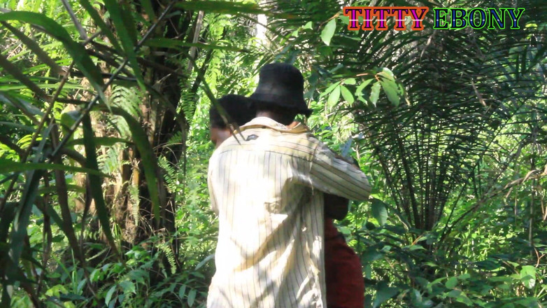 Titty_Ebony: Deze lokale amateurdorpliefhebbers ontmoetten elkaar weer in de bush en...