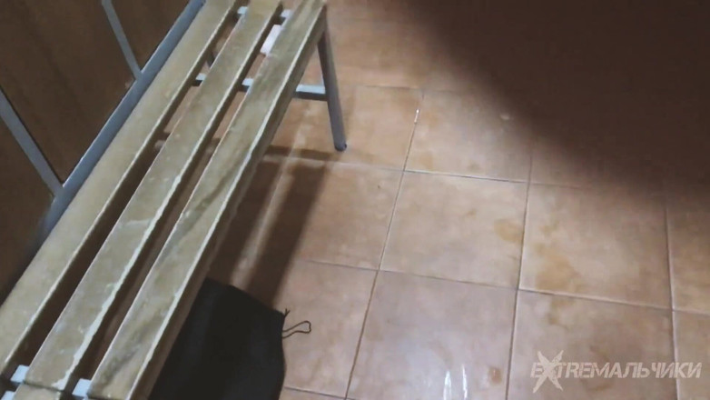 Extremalchiki: Sprcha ve vysokoškolské tělocvičně