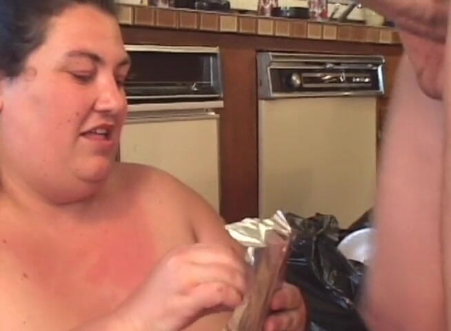 Big Beautiful Babes: Fat beach patrol vol1 - bbw bagnina che gioca con cibo...