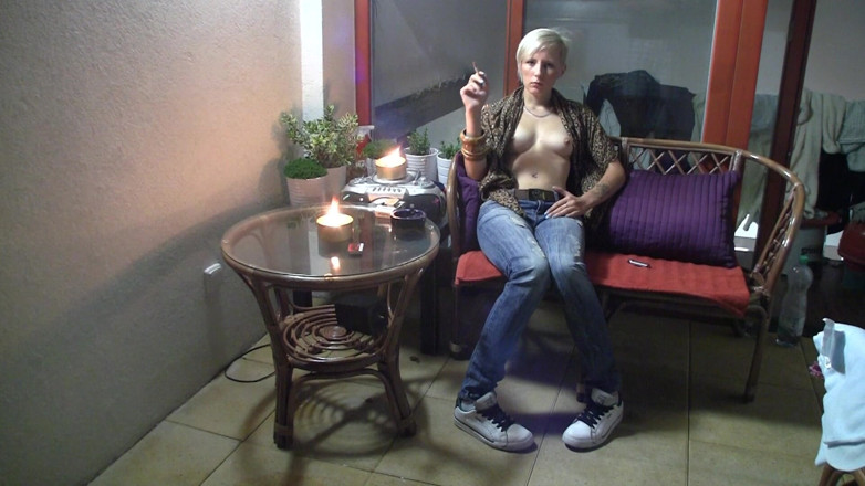 Smoke it bitch: Blondes teen mit kleinen titten raucht ihre zigaretten