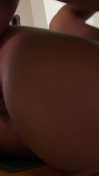 Brunette milf neukt pik achter de schermen