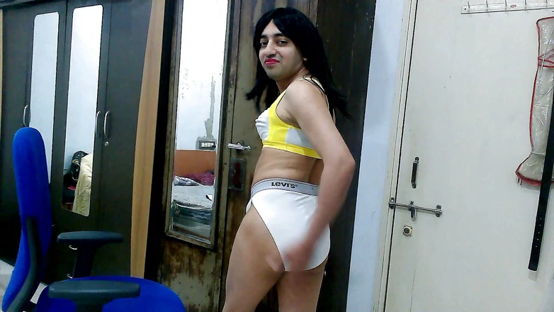 Cute & Nude Crossdresser: गंदी बहिन क्रॉसड्रेसर खेल ब्रा और थोंग में फेमबॉय स्वीट लॉलीपॉप।