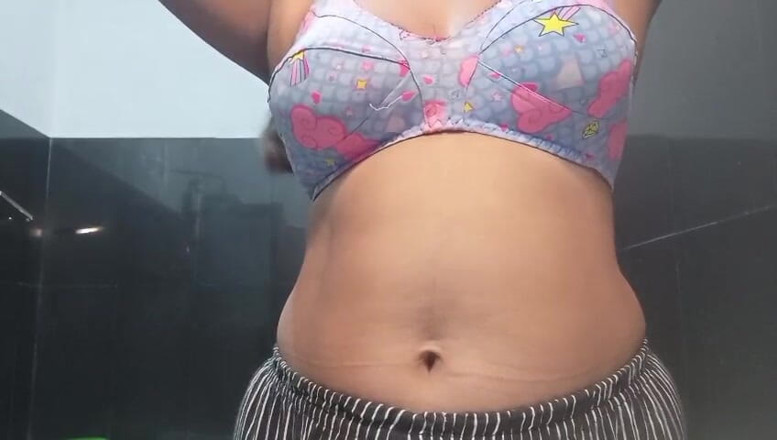 Anne White: La ragazza dello sri lanka masturbazione in bagno con dildo...