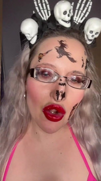Sissy geeft je slipje over en de kost is van deze brilgodin van Findom Goaldigger