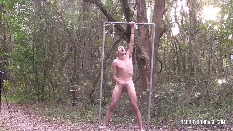 Bad boys bootcamp: Captive Jacked di dalam Hutan