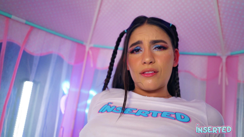 Inserted: Isa hace girar su coño