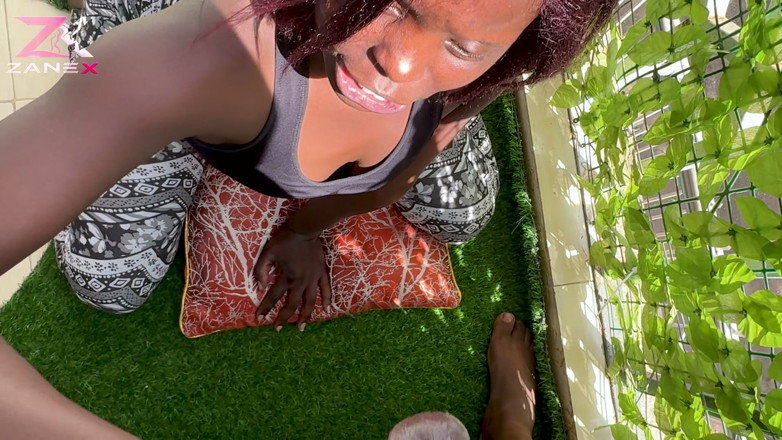 ZANEX: Ebony Slimthick dikongkek pepek ketatnya oleh kote hitam besar