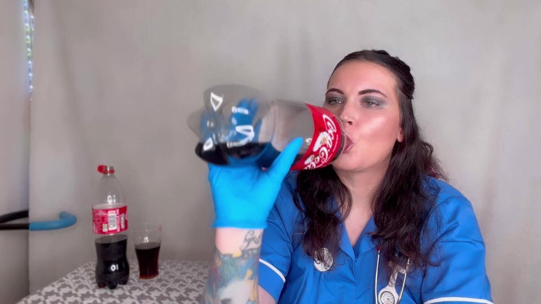 MissFFW: Infermiera donna donna che beve fizzy e viene sborrata