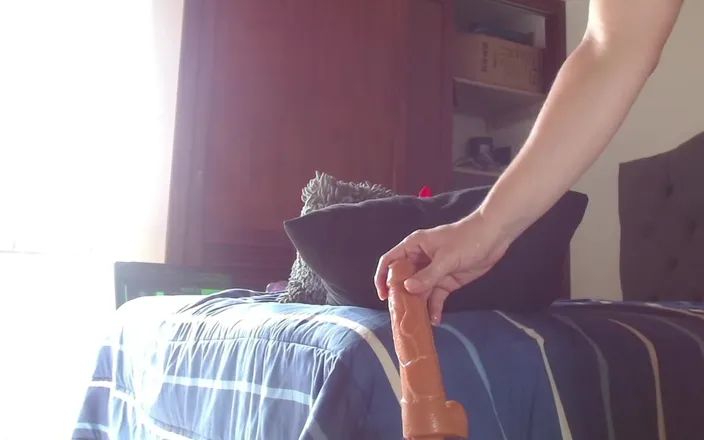Icyhot707: I Put a Very Big Dildo in My Beautiful Ass