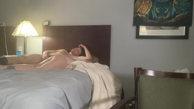 Alpha stud 4 u: Použijte hračku do zadku a pak ji péro dolů