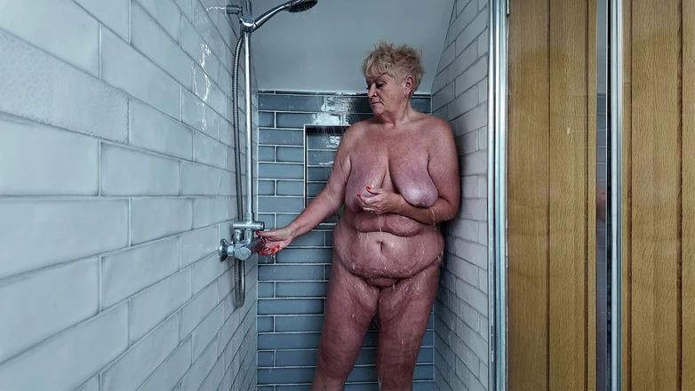 Uk Joolz: Shower Time in the Airbnb