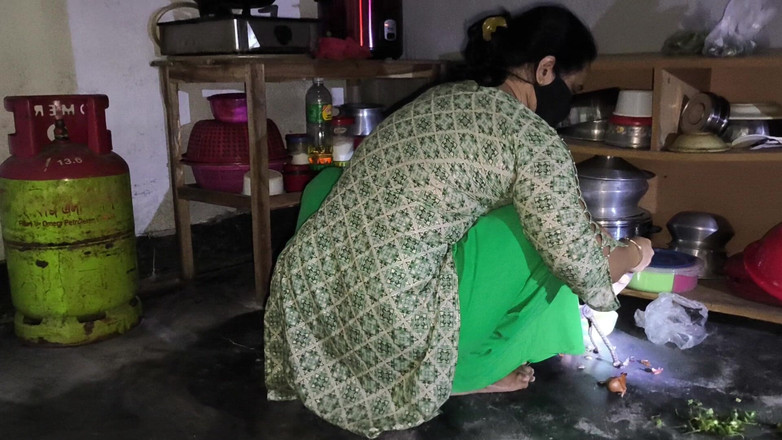 SAFI TV: 내 새엄마는 야채를 자르고 있었기 때문에 그녀를 껴안고 엉덩이에 그녀를 따먹기 시작했습니다.