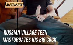 AlexRusFun: Ruská vesnická teenagerka masturbuje svého velkého ptáka na schodech a čůrá...