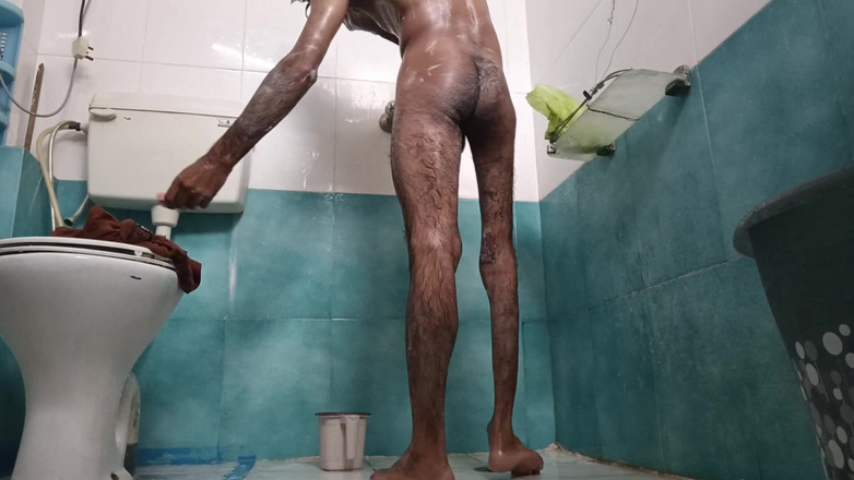 Brijesh 270: 샤워하는 어린 소년을 돕고 자지를 빨아주는 더러운 새엄마