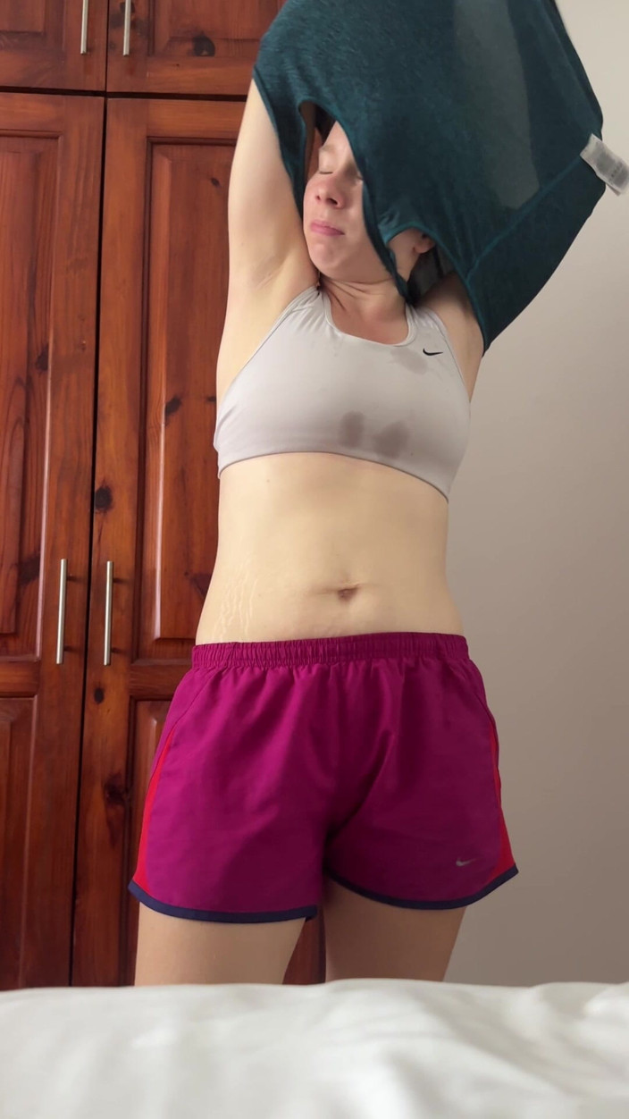 SweetLucy96: Entrenamiento caliente y sudoroso en el dormitorio