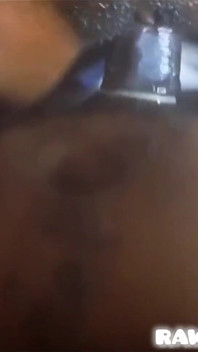O sexo doce quente na sala escura