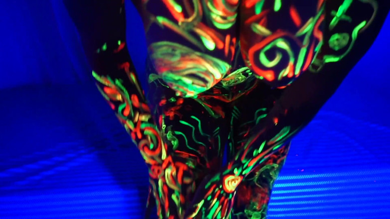 Cipriani: Amelie gets neon paint on her body