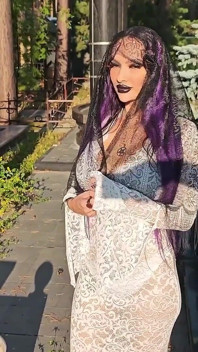 Gothic Witch Wanders the Cemetery, melakukan ritual ajaib hitam, dan membuatkan anda menyembahnya dan syaitan.