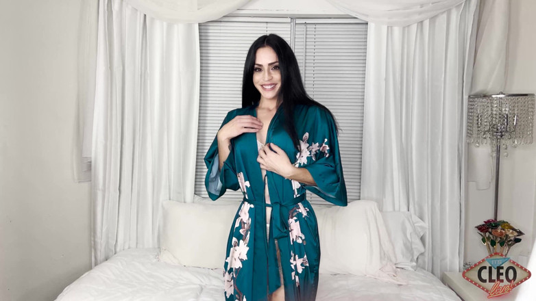 Cleo: Cleo sexig mantel striptease