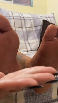 Ma femme vénérant les pieds de mon collègue
