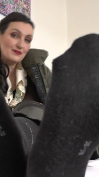 Hýčkej svého majitele - Černé ponožky v krátké přestávce POV, JOI Lady Victoria Valente