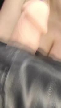 Honění v černých kožených rukavicích