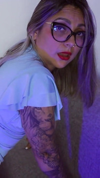 Ateşli MILF, Mastürbasyon Yaparken Üvey Oğluna Şaşırıyor