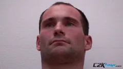Otokar enrola os dedos dos dedos e fica tenso com o corpo inteiro em um orgasmo quente