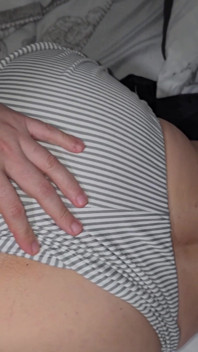 Mature Big Ass Gets Fucked on All Fours in a Morning Quickie