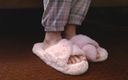 Abby Anna: Toe Wiggling Pink Fuzzy Slippers