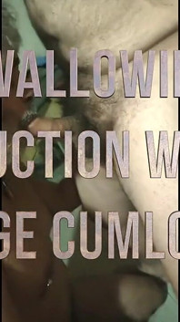 De enorme cumshot van de bouwvakker inslikken