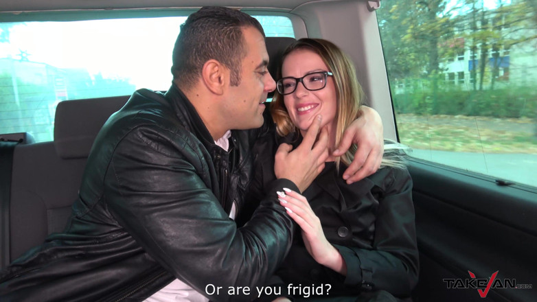 Take Van: Sekretaris panas diyakinkan untuk bercinta di van dengan orang asing...