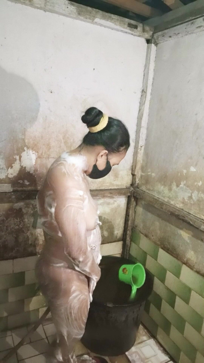 Rania: 자위하는 동안 샤워하는 의붓 여동생을 보았습니다.