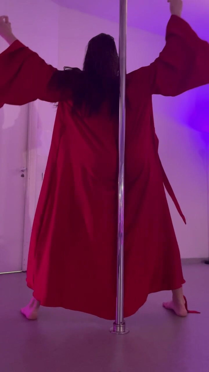 Skinny_lady69: Bohyně Obryně točí divoký striptýz na pólu