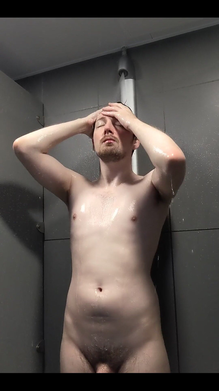 Bob Steel: 샤워하는 동안 보지를 핑거링 