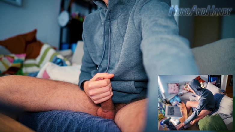 coupleofguys: หนุ่มผมบลอนด์โกนควยใหญ่ไม่ตัดของเขาในห้องเว็บแคมยิงน้ําเงี่ยนไปทั่วฮู้ดของเขา Hungandhandy