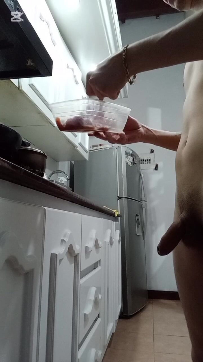 charlessteel: Готую голий і граюся зі своїм членом