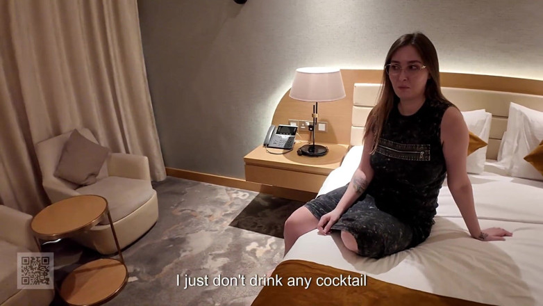 Alina Rai: 義理の息子はホテルの部屋でセクシーな継母に逆らうことができなかった