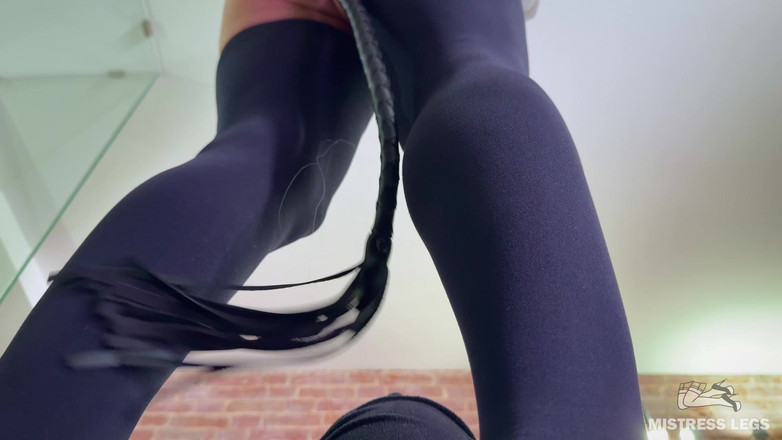 Mistress Legs: Under My Massive Oiled Ass - Intensywne odbijanie twarzy (z widoku poniżej)