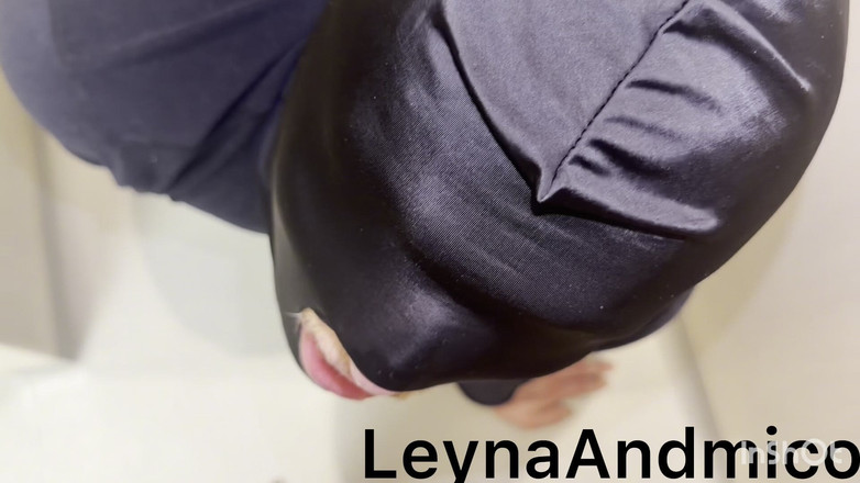 Leyna and mico: Dominatrix fyller sin undergivna med piss, förödmjukar honom, tränar honom...