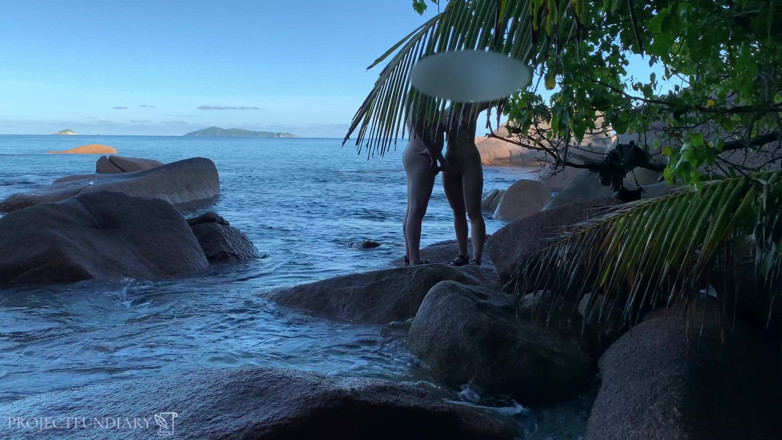 Projectsexdiary: Catching nude couple -sex on beach