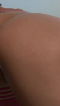 Asiatische schlampe mit einer heißen muschi gibt dem schwanz des kunden eine massage